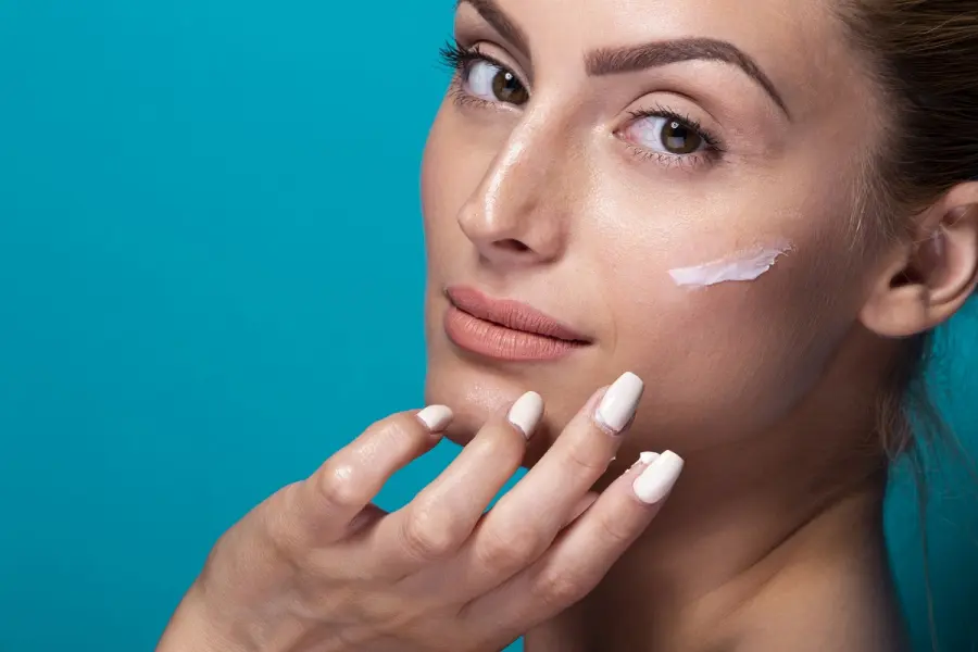 I 3 segreti per dire addio alla pelle secca e alle rughe