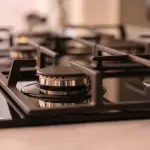 Come pulire fornelli incrostati con metodi naturali